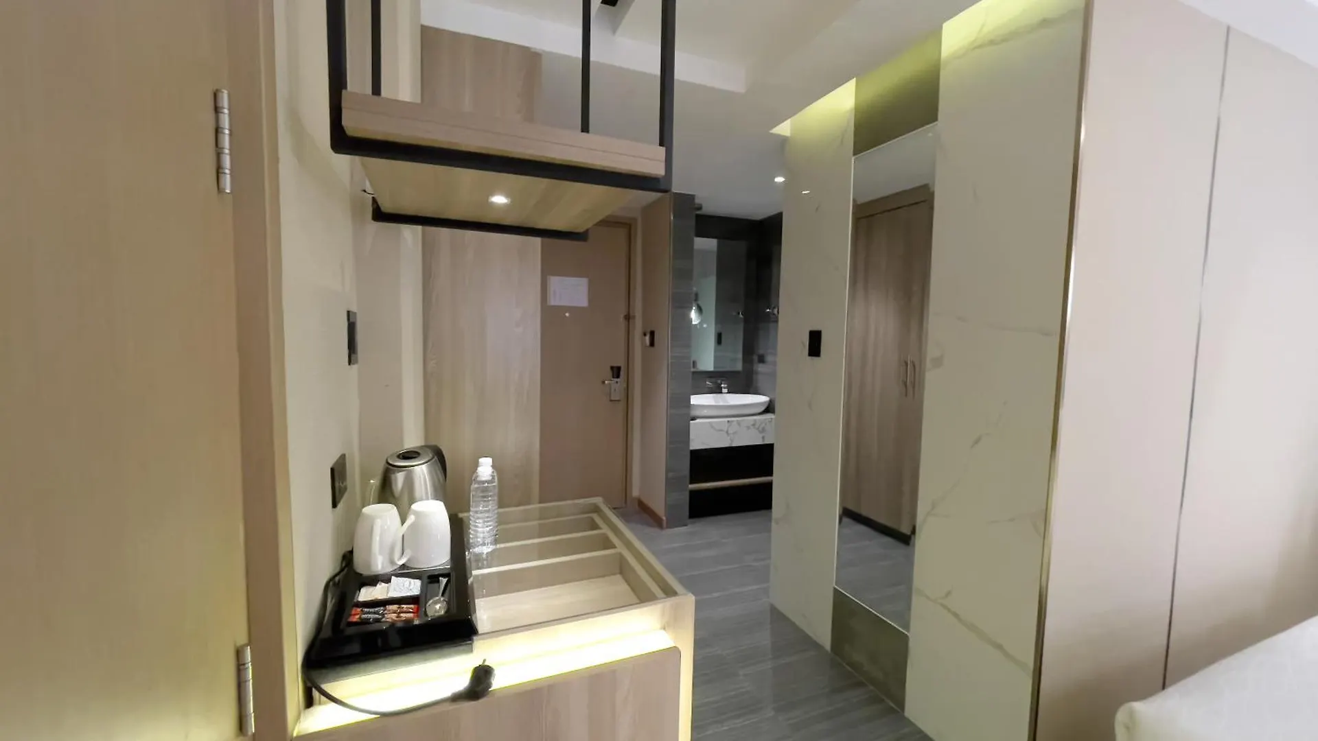 Belajandro Hotel Angeles City 4*,  Filipinler