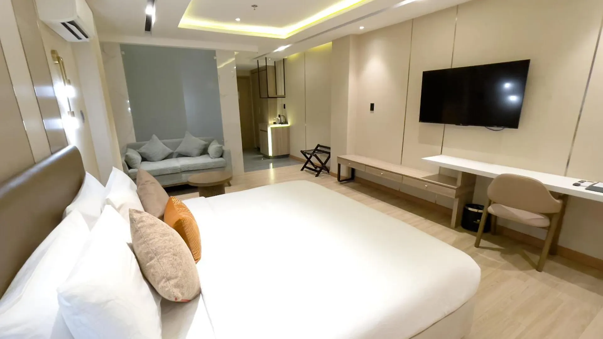 Belajandro Hotel Angeles City 4*,  Filipinler